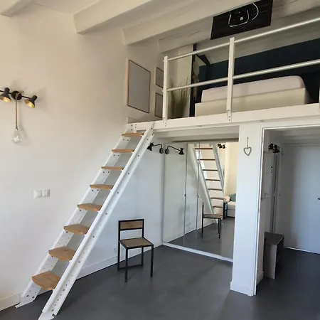 شقة Beautiful With Balcony - Near Center